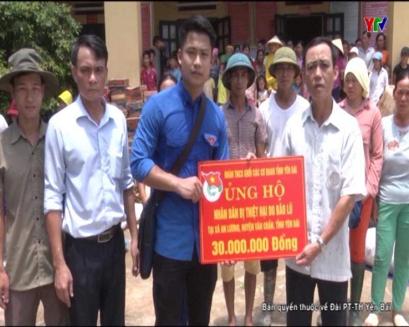 Đảng ủy Khối các cơ quan tỉnh hỗ trợ đồng bào vùng lũ An Lương, huyện Văn Chấn