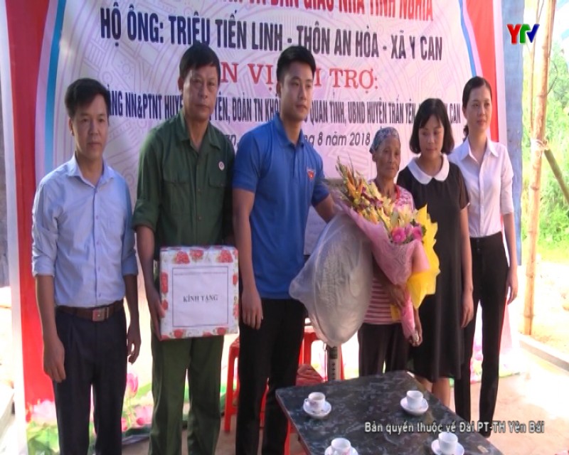 Bàn giao nhà tình nghĩa cho gia đình thương binh ở xã Y Can, huyện Trấn Yên