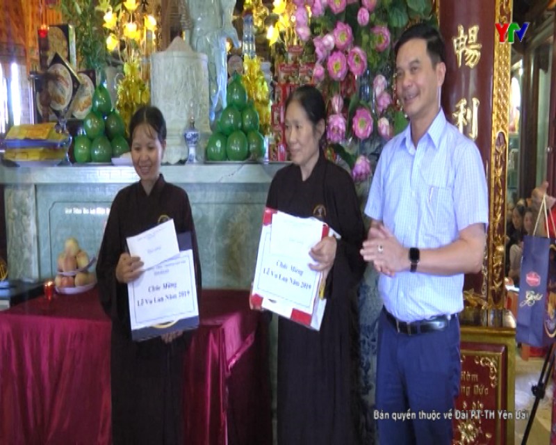 Đồng chí PCT UBND tỉnh Dương Văn Tiến tặng quà tăng ni, phật tử chùa Ngọc Bích, TX Nghĩa Lộ