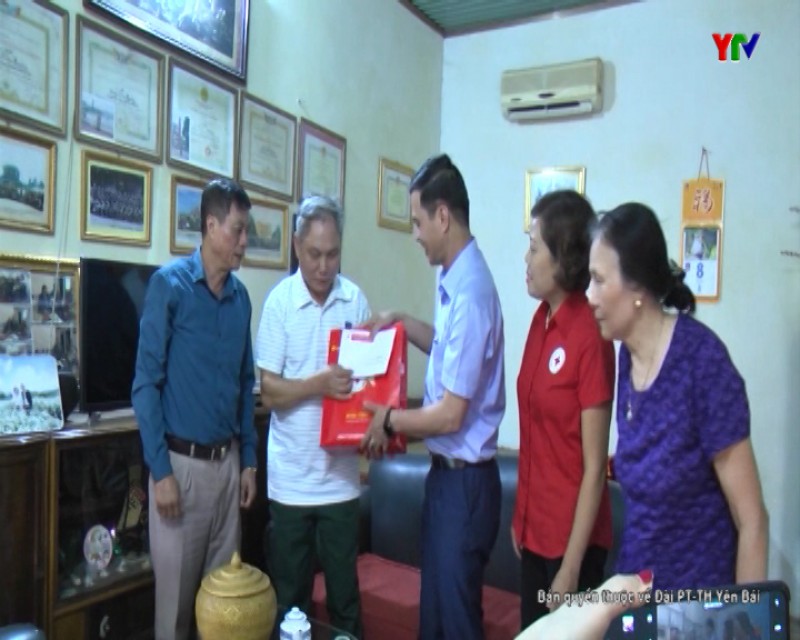 Đồng chí Phó Chủ tịch UBND tỉnh Dương Văn Tiến tặng quà gia đình nạn nhân chất độc da cam/dioxin