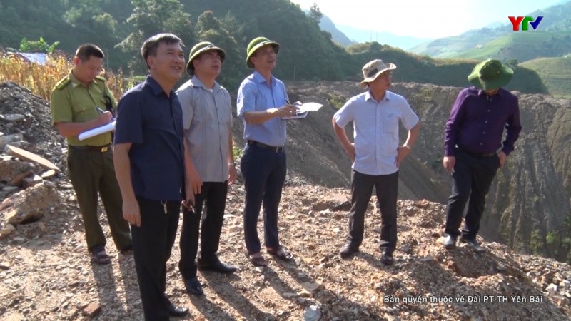 Đồng chí Phó Chủ tịch UBND tỉnh Dương Văn Tiến khảo sát các điểm mở rộng ruộng bậc thang Mù Cang Chải