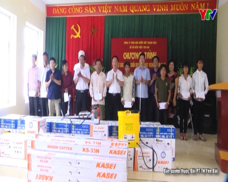Công ty TNHH Nhà nước MTV Xổ số kiến thiết Yên Bái trao quà cho hộ nghèo xã Suối Quyền, huyện Văn Chấn