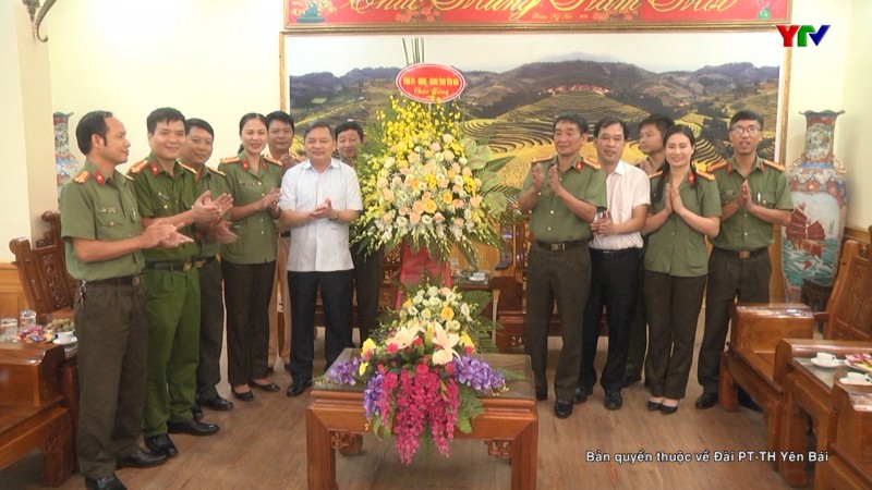 Đồng chí Phó Bí thư Thường trực Tỉnh ủy Dương Văn Thống chúc mừng lực lượng CAND tỉnh Yên Bái