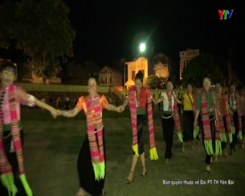 Tích cực luyện tập múa xòe chuẩn bị cho Khai mạc Lễ hội Văn hóa du lịch Mường Lò 2019