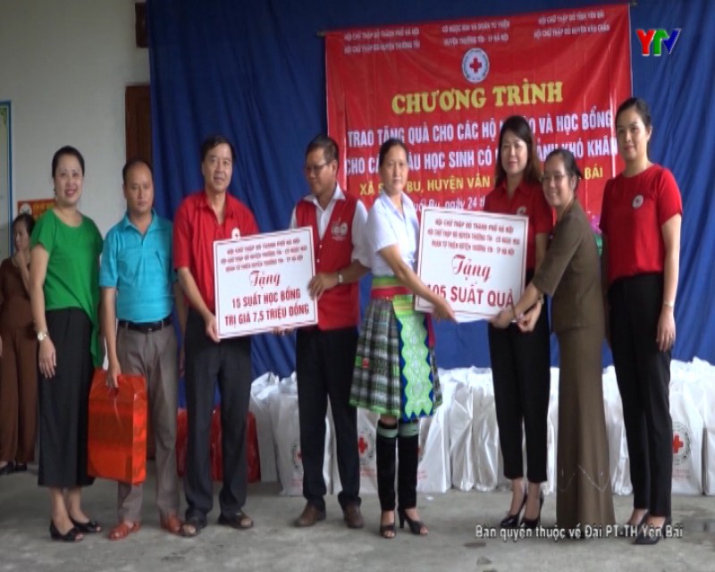 Hội Chữ thập đỏ huyện Thường Tín (Hà Nội) tặng quà tại huyện Văn Chấn