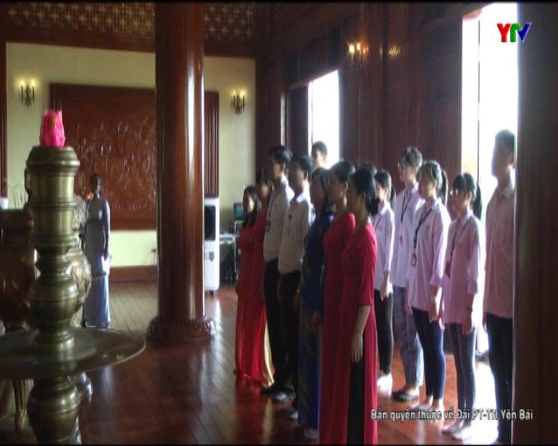 Đoàn đại biểu huyện Văn Chấn và các trường THPT trên địa bàn TP Yên Bái dâng hương tưởng niệm Chủ tịch Hồ Chí Minh