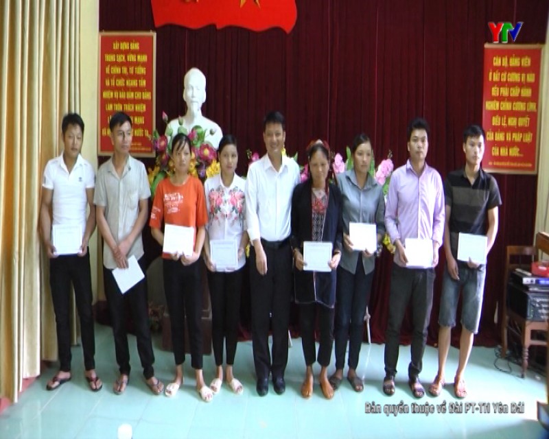 Toà án nhân dân tỉnh tặng quà tại xã Phúc Lợi, huyện Lục Yên