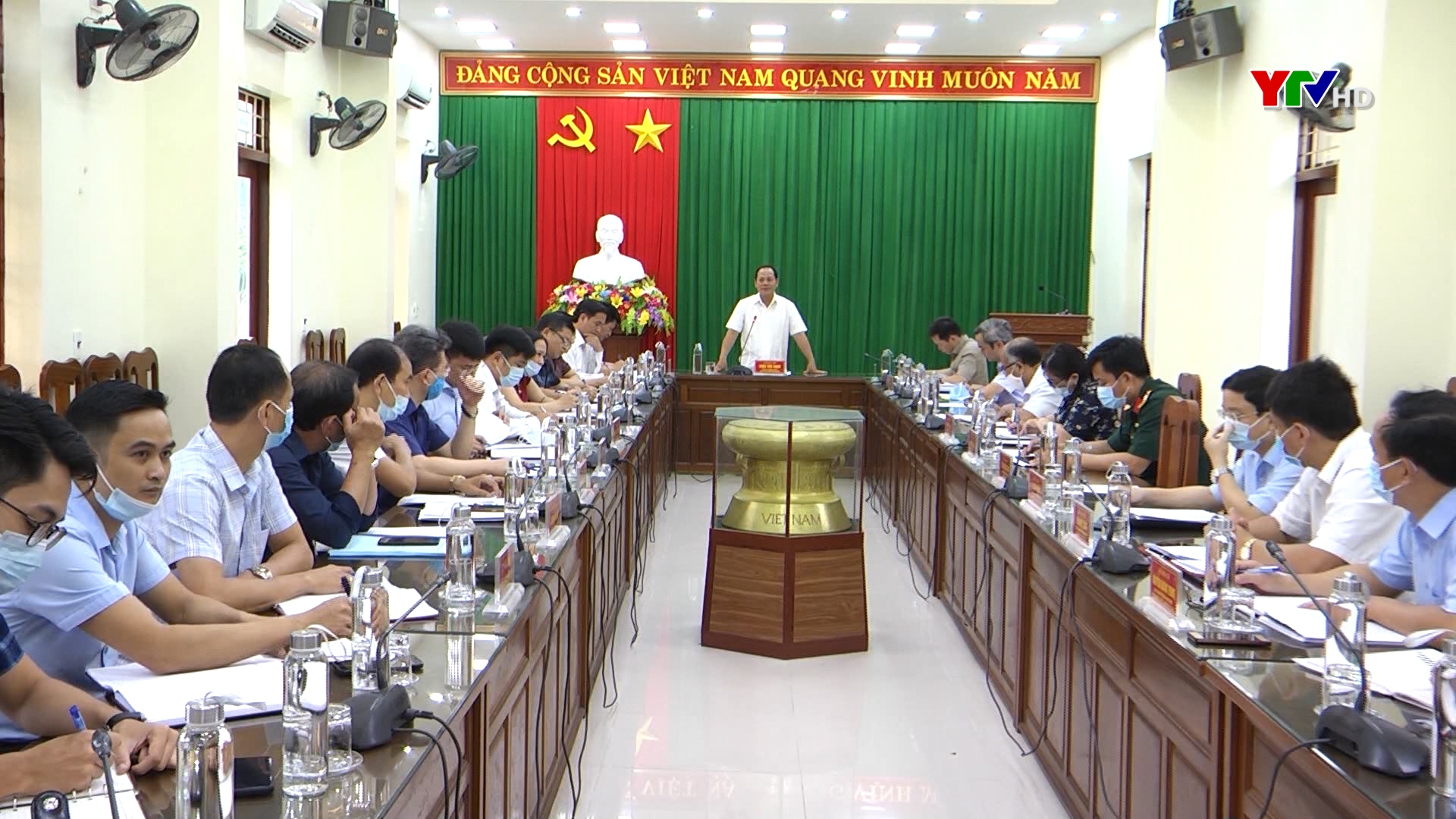 Đồng chí Triệu Tiến Thịnh - Phó Chủ tịch HĐND tỉnh kiểm tra công tác phòng, chống dịch COVID - 19 tại huyện Trấn Yên