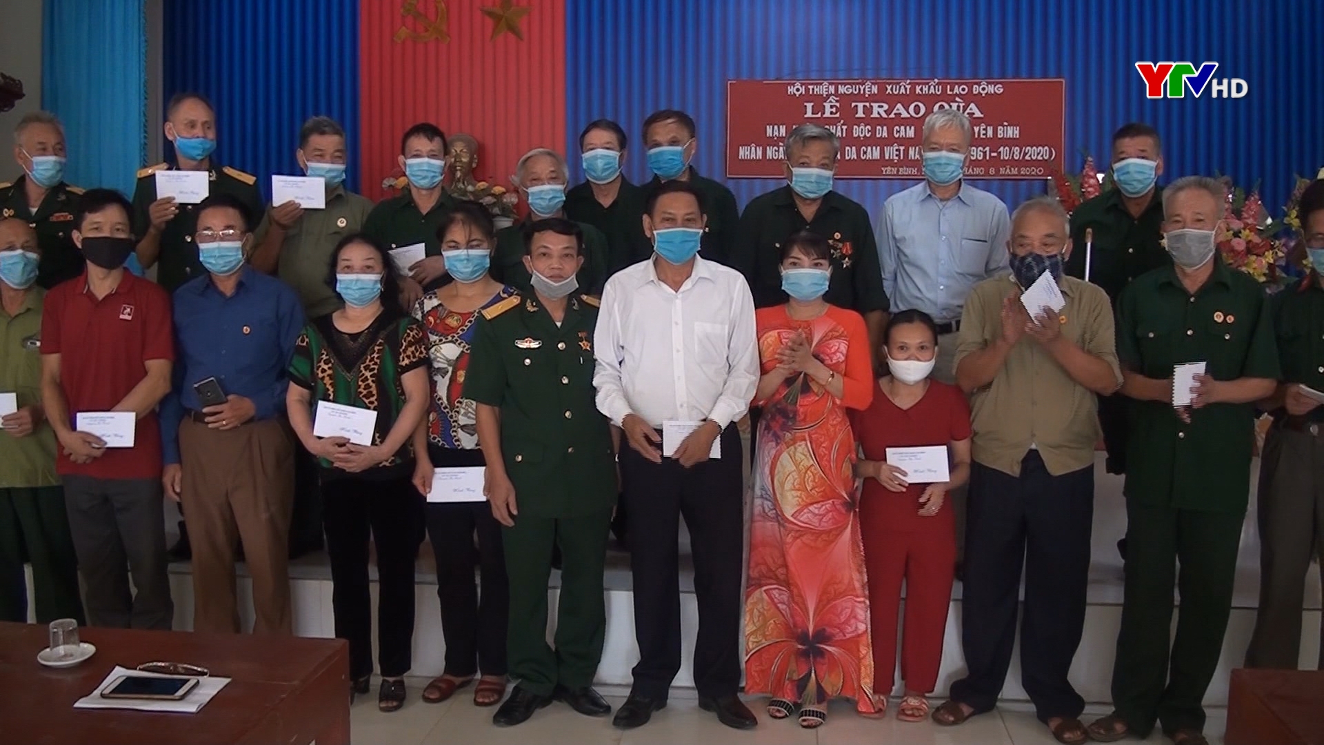 Hội Nạn nhân chất độc da cam/dioxin huyện Yên Bình trao quà cho các nạn nhân