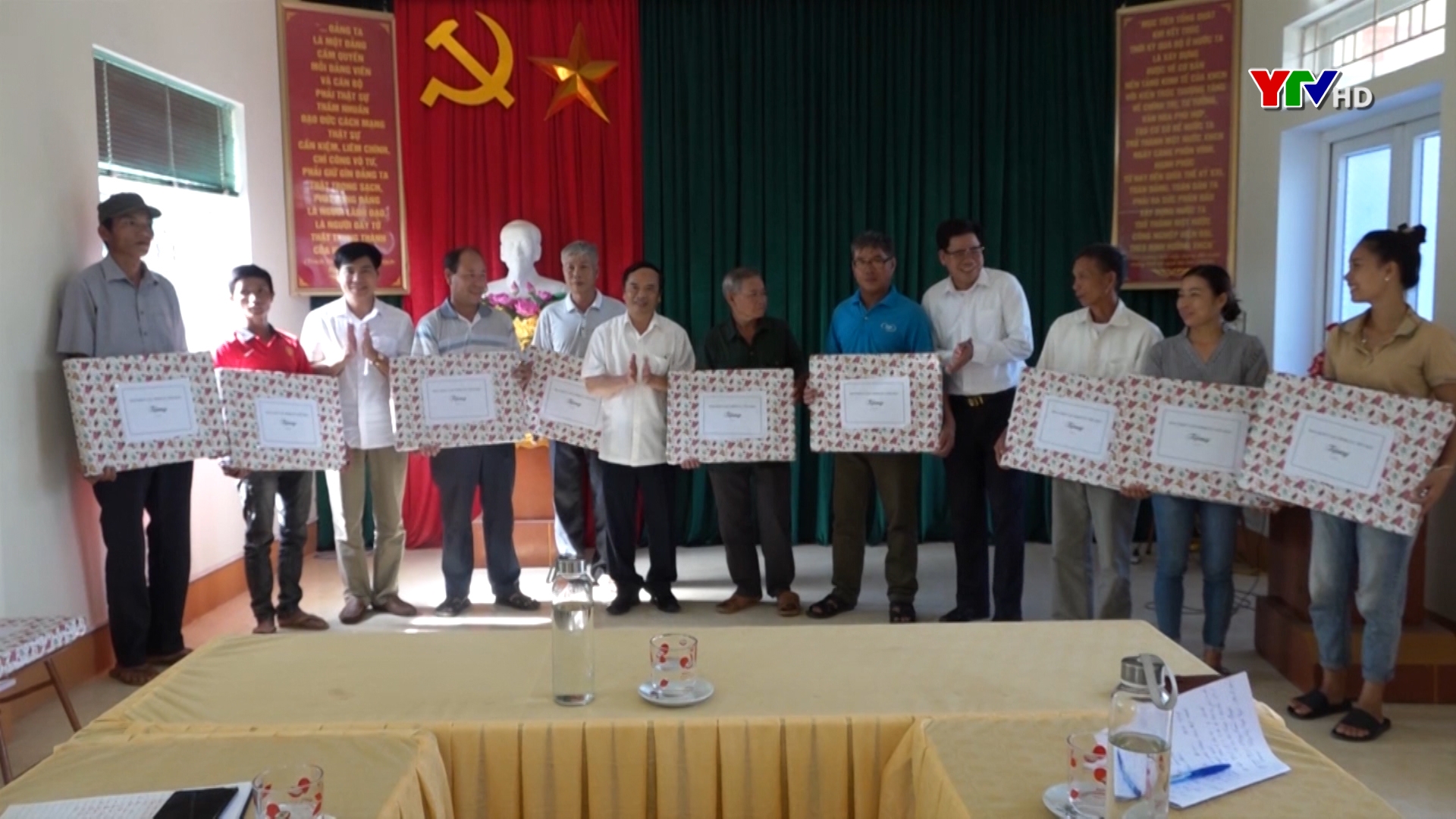 Đồng chí Hoàng Xuân Nguyên – Trưởng Ban Dân vận Tỉnh ủy thăm, tặng quà đồng bào dân tộc thiểu số tại thị xã Nghĩa Lộ