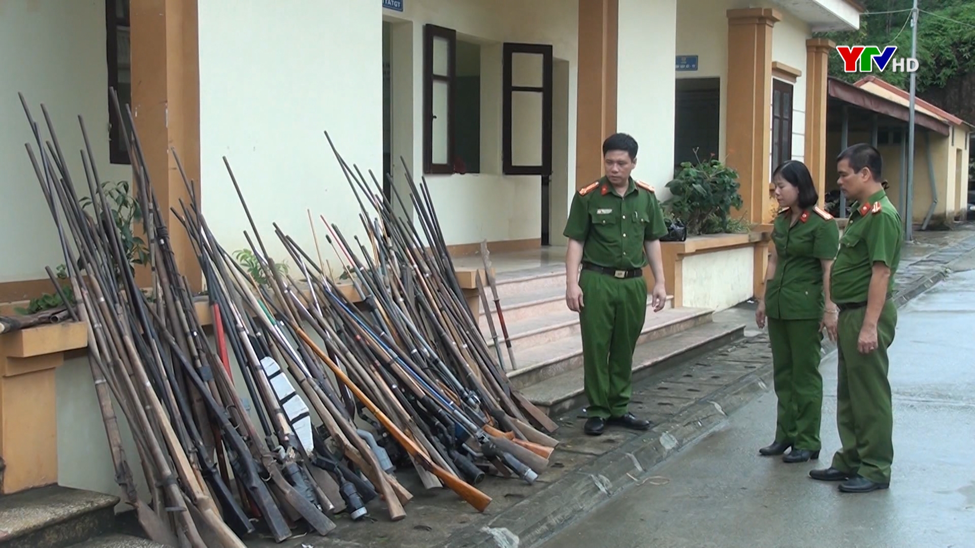 Công an huyện Yên Bình vận động người dân giao nộp 67 vũ khí, vật liệu nổ, công cụ hỗ trợ