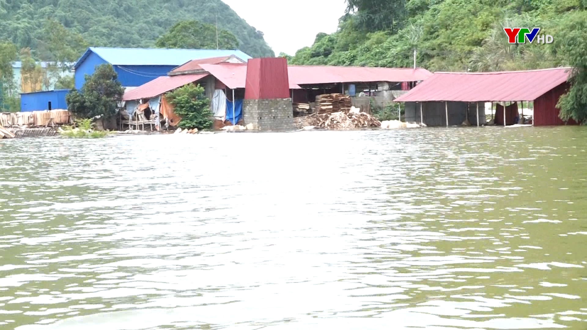 Nhiều địa phương thiệt hại nặng do mưa to kéo dài