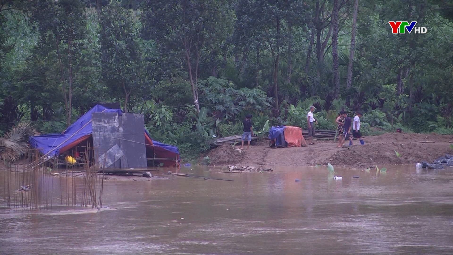 Mực nước sông Thao đang rút, không có nguy cơ gây ngập lụt