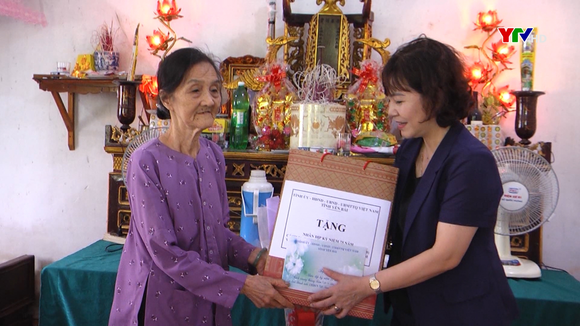 Đồng chí Hoàng Thị Thanh Bình -  Phó Chủ tịch HĐND tỉnh thăm, tặng quà các gia đình người có công tiêu biểu tại huyện Trấn Yên
