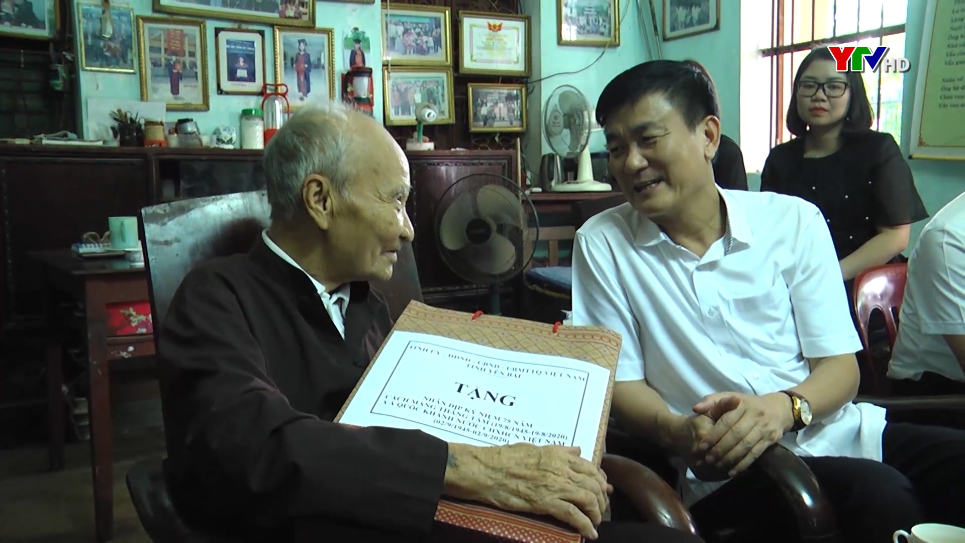 Đồng chí Phó Chủ tịch UBND tỉnh Nguyễn Chiến Thắng tặng quà lão thành cách mạng và cán bộ tiền khởi nghĩa