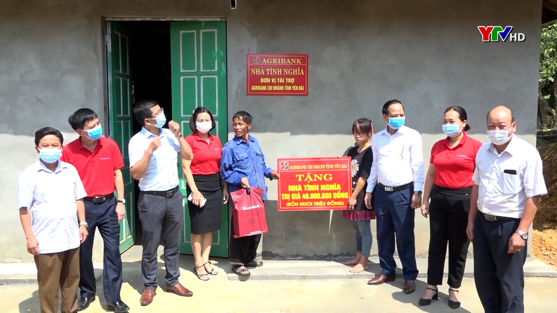 Bàn giao nhà cho hộ nghèo tại huyện Văn Chấn