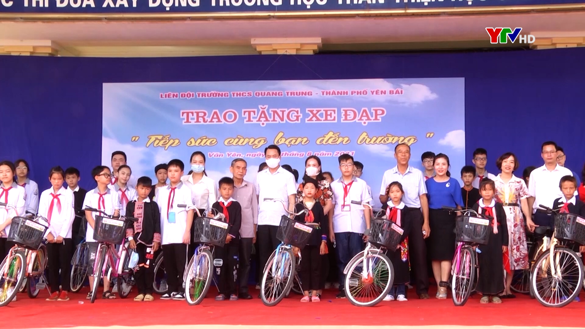 Trao tặng xe đạp - Tiếp sức cho học sinh có hoàn cảnh khó khăn huyện Văn Yên đến trường