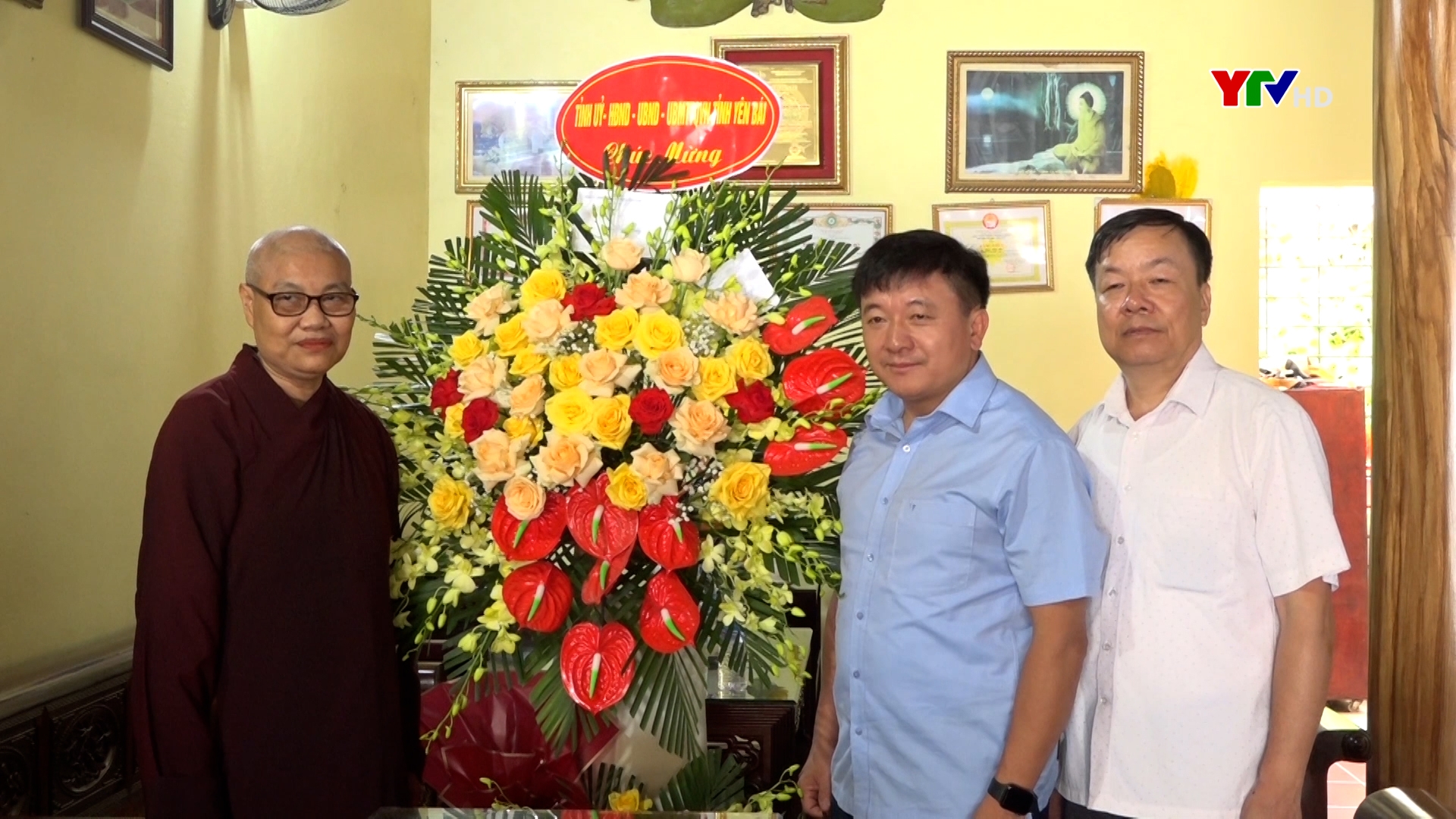 Đồng chí Chủ tịch Ủy ban MTTQ tỉnh chúc mừng Ban hộ tự chùa Minh Pháp, thành phố Yên Bái