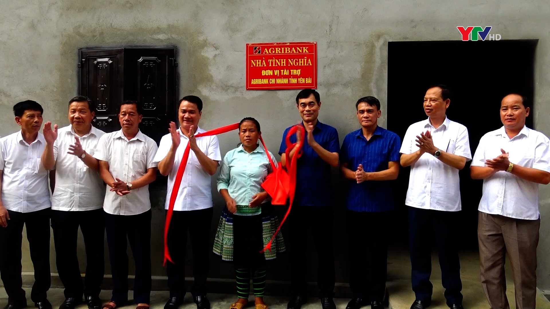 Đảng ủy khối Cơ quan và Doanh nghiệp tỉnh bàn giao nhà cho hộ nghèo tại huyện Văn Chấn