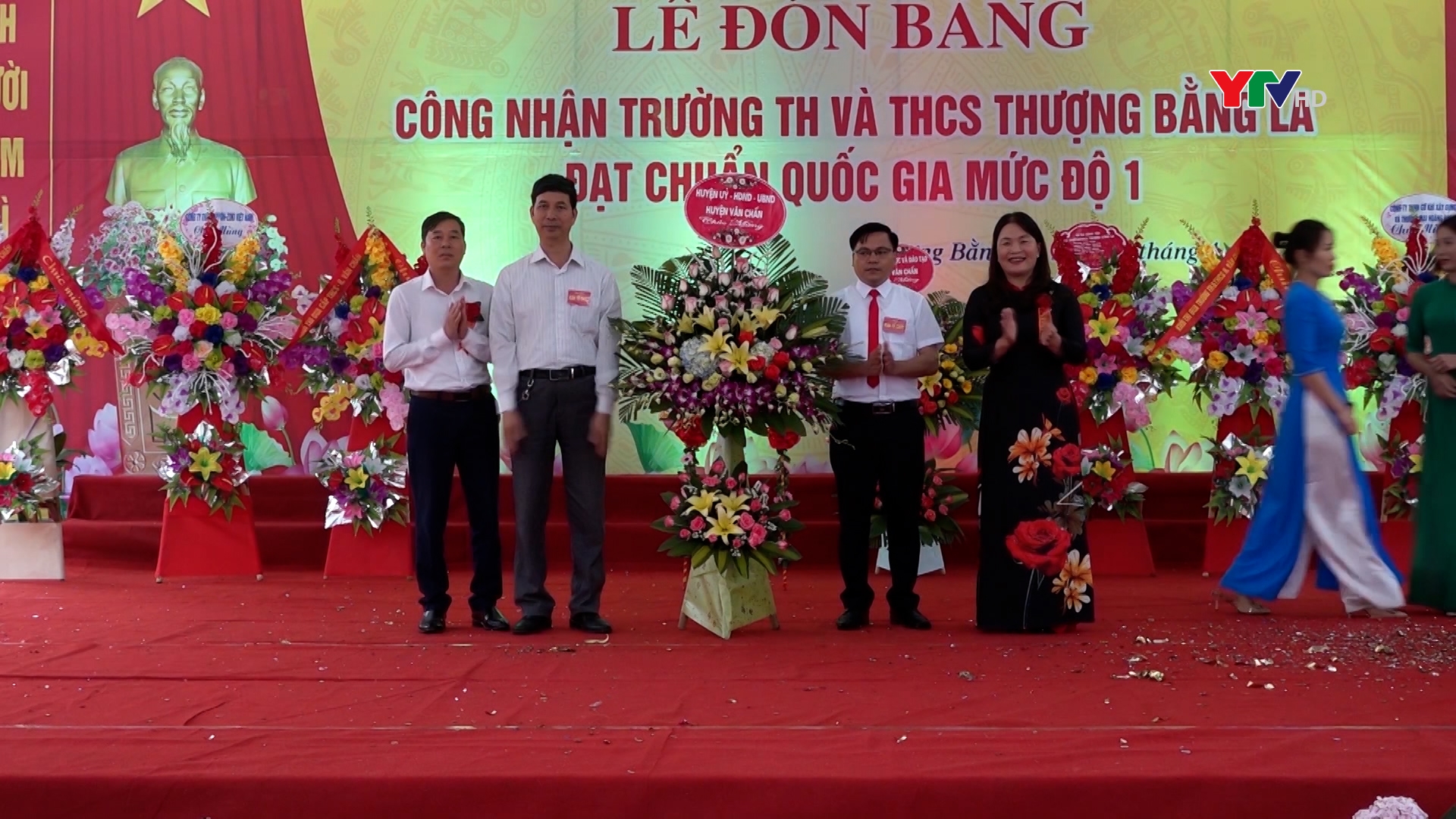 Phòng GD&ĐT huyện Văn Chấn đón nhận Huân chương Lao động hạng Nhì của Chủ tịch nước