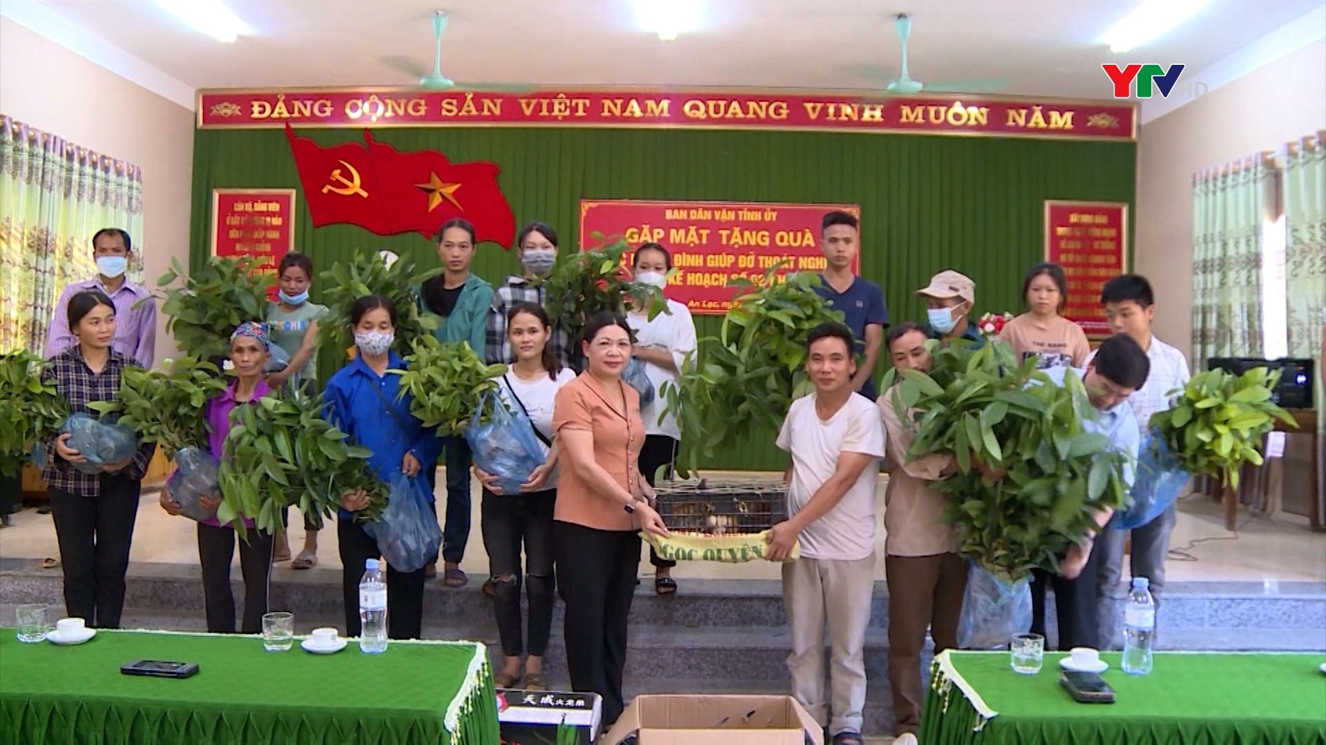 Đồng chí Trưởng ban Dân vận Tỉnh uỷ đã trao hỗ trợ sinh kế cho hộ nghèo huyện Lục Yên