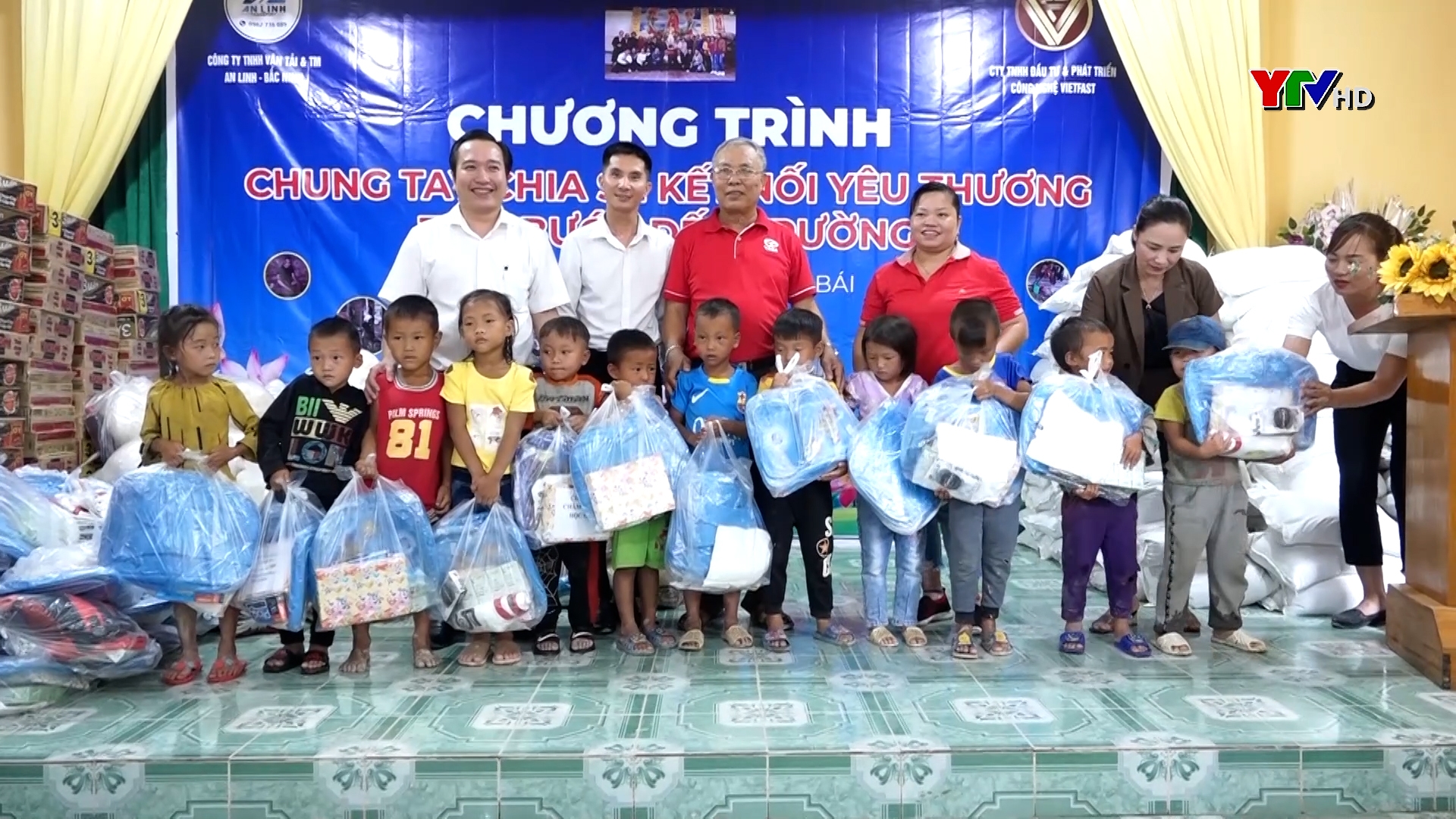 Câu lạc bộ thiện nguyện Đại bi Bắc Trung Nam tặng quà tại xã Nà Hẩu, huyện Văn Yên