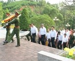 Đoàn đại biểu của tỉnh dâng hương tại nghĩa trang liệt sỹ tỉnh
