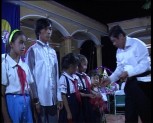 Đ/c Nguyễn Tiến Luật vui tết trung thu với trẻ em xã Suối Bu-huyện Văn Chấn