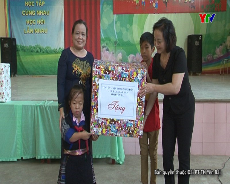 Đ/c chủ tịch UBND tỉnh tặng quà trung thu tại Trung tâm hỗ trợ phát triển giáo dục hòa nhập trẻ khuyết tật