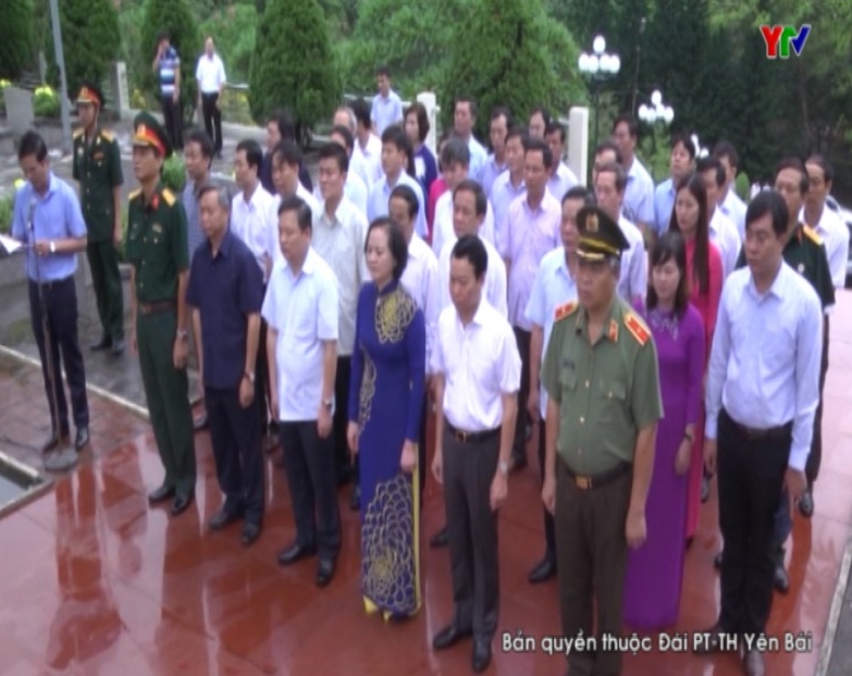 Đoàn đại biểu tỉnh Yên Bái viếng các anh hùng liệt sỹ tại Nghĩa trang liệt sỹ trung tâm tỉnh