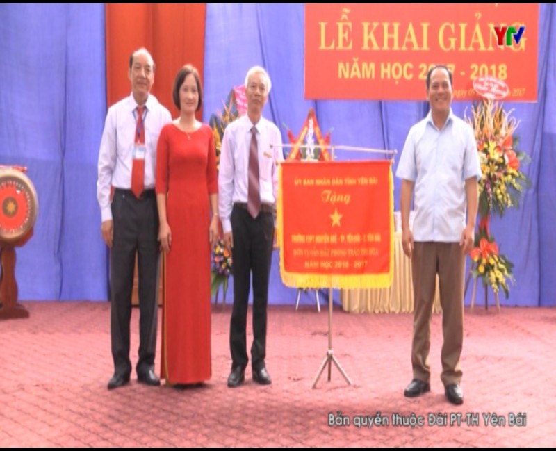 Đ/c Triệu Tiến Thịnh – PCT HĐND tỉnh dự Lễ khai giảng tại Trường THPT Nguyễn Huệ