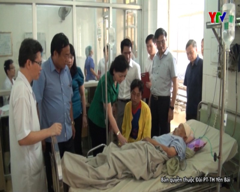 Đ/c Phạm Thị Thanh Trà - Bí thư Tỉnh ủy - Chủ tịch HĐND tỉnh thăm động viên các nạn nhân vụ sạt đất ở Trạm Tấu