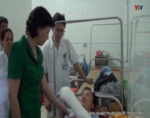 Đồng chí Bí thư Tỉnh ủy Phạm Thị Thanh Trà thăm chiến sỹ kiểm lâm bị thương khi làm nhiệm vụ