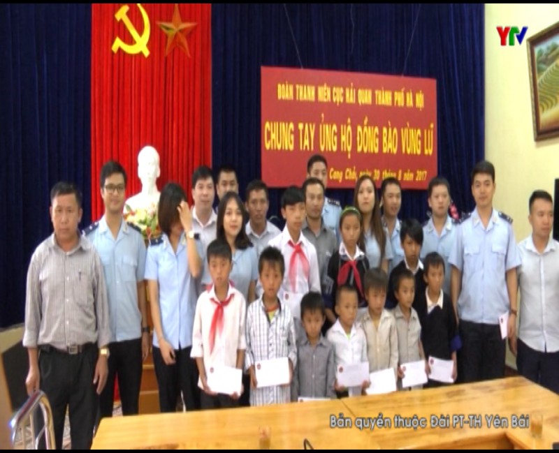 Đoàn Thanh niên Cục Hải Quan thành phố Hà Nội tặng quà tại huyện Mù Cang Chải