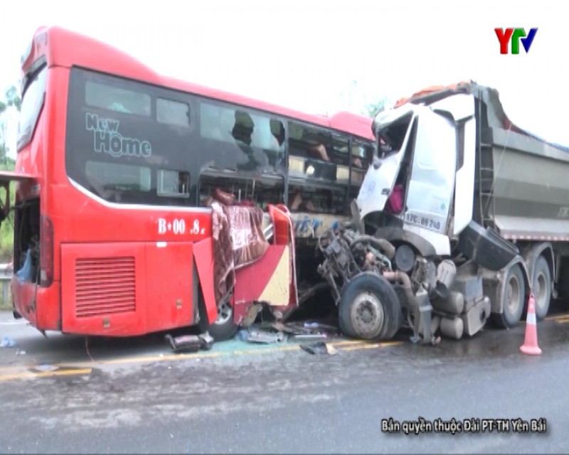 Tai nạn giao thông trên đường cao tốc Nội Bài - Lào Cai làm 16 người bị thương