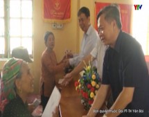 Đ/c Nông Văn Lịnh – Chủ tịch UB MTTQ tỉnh tặng quà cho người cao tuổi huyện Mù Cang Chải
