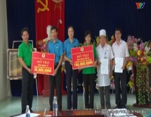 Công đoàn Ngành Y tế TP Hồ Chí Minh và Công ty CP bóng đèn phích nước Rạng Đông hỗ trợ huyện Mù Cang Chải