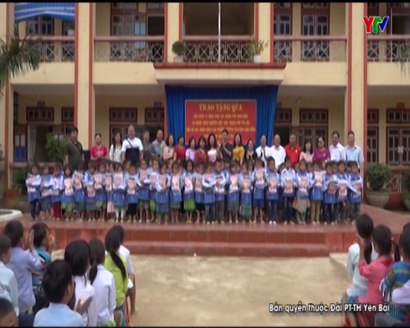 Công ty cổ phần may Hùng Phát Lợi, thành phố Nam Định tặng quà học sinh xã Bản Công, huyện Trạm Tấu