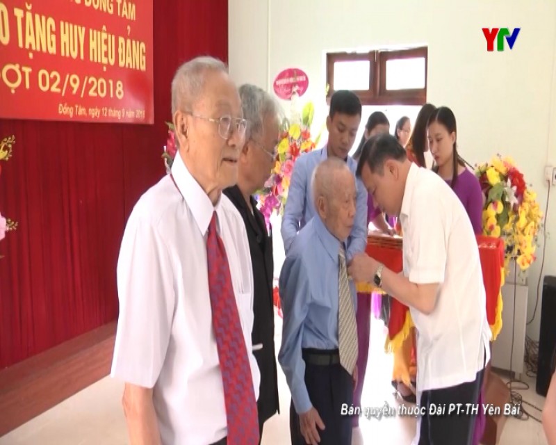 Đồng chí Phó Bí thư Thường trực Tỉnh ủy Dương Văn Thống trao tặng Huy hiệu Đảng cho các đảng viên lão thành