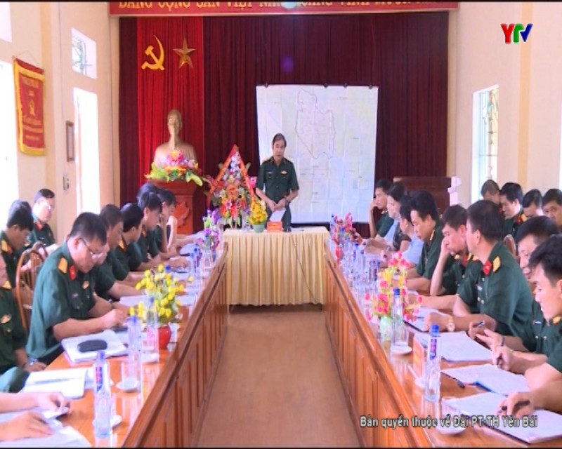 Thiếu tướng Phùng Sỹ Tấn, Tư lệnh Quân khu 2 làm việc tại huyện Lục Yên