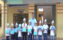 Đồng chí Phó Chủ tịch UBND tỉnh Dương Văn Tiến tặng quà học sinh Trường Tiểu học Nguyễn Thái Học, thành phố Yên Bái.