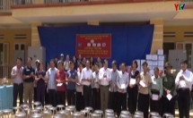 Công đoàn Vụ Tài chính - Kế toán, Ngân hàng Nhà nước Việt Nam trao sổ tiết kiệm cho hộ nghèo huyện Trạm Tấu