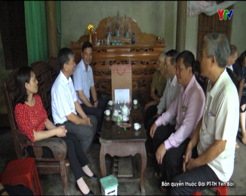 Đồng chí Phó Chủ tịch UBND tỉnh Dương Văn Tiến tặng quà người cao tuổi tại huyện Trấn Yên