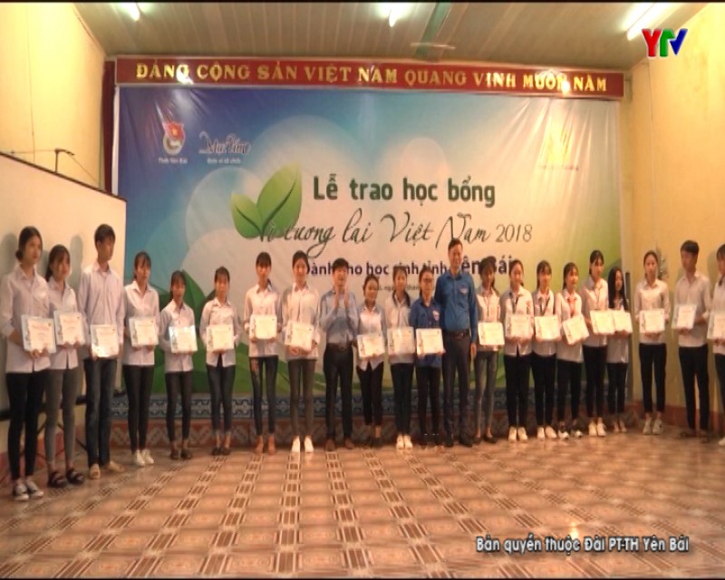 Trao học bổng “Vì tương lai Việt Nam” cho học sinh có hoàn cảnh khó khăn vươn lên học tập tốt