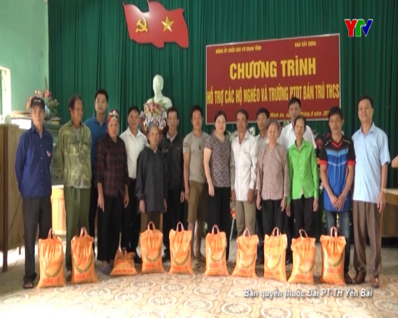 Hỗ trợ 2,5 tấn gạo cho hộ nghèo và Trường PTDT bán trú THCS xã Minh An, huyện Văn Chấn