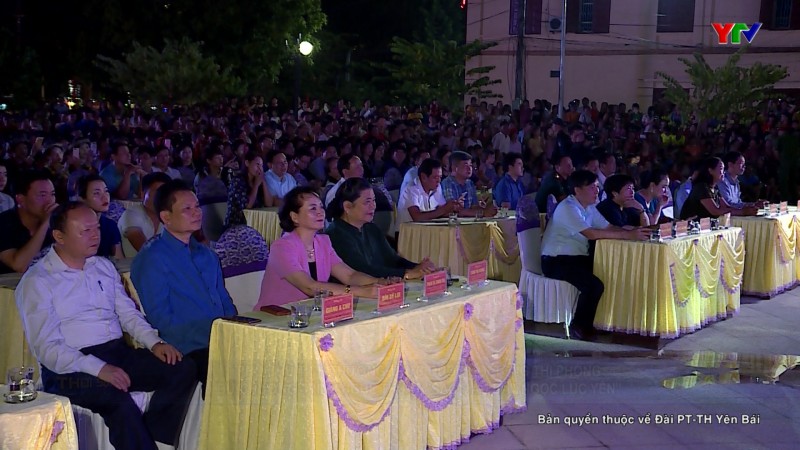 Phó Chủ tịch Thường trực Quốc hội Tòng Thị Phóng dự Chương trình văn nghệ "Sắc màu đất Ngọc Lục Yên"
