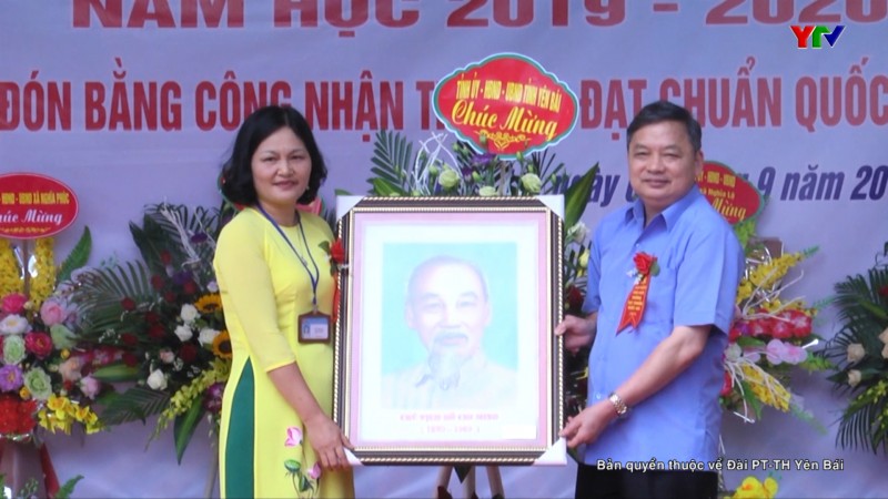 Đồng chí Phó Bí thư Thường trực Tỉnh ủy Dương Văn Thống dự khai giảng năm học mới tại Trường TH&THCS Trần Phú, thị xã Nghĩa Lộ