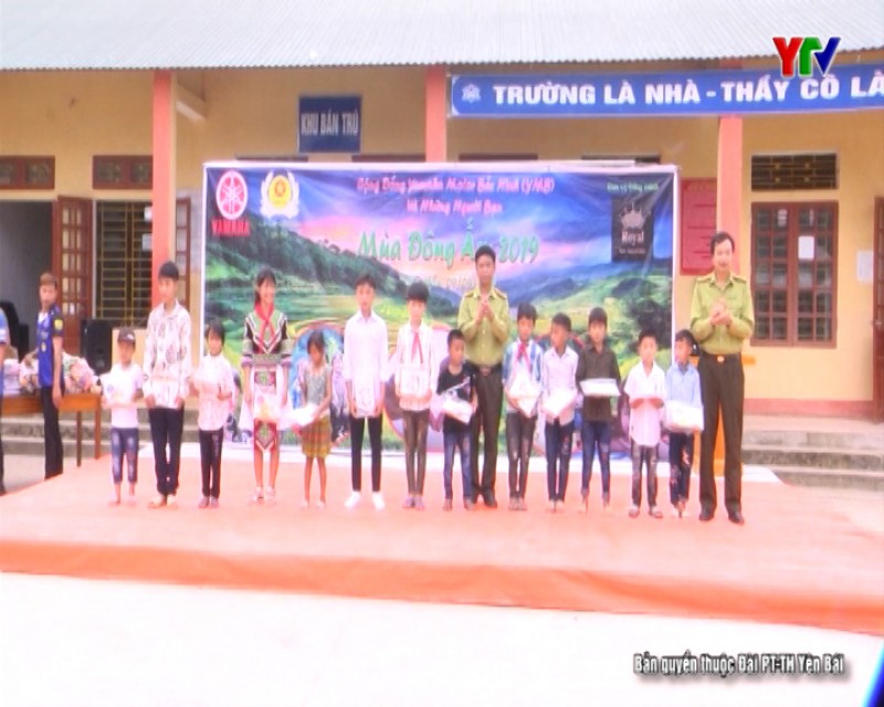 Chi cục Kiểm lâm trao quà cho học sinh bán trú Trường TH và THCS Nà Hẩu, huyện Văn Yên