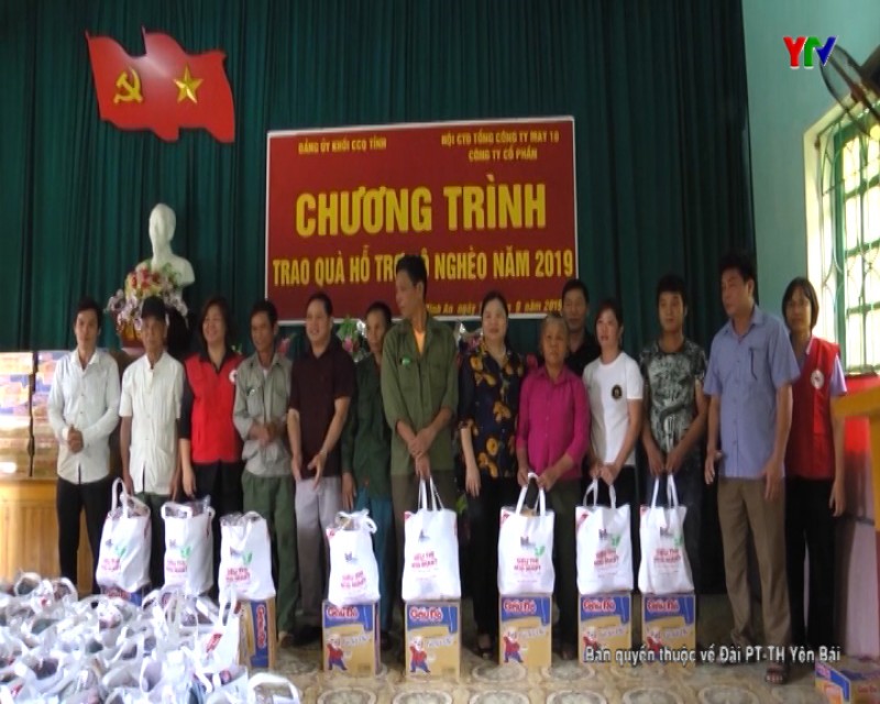 Hội Chữ thập đỏ Tổng Công ty May 10 tặng quà tại xã Minh An, huyện Văn Chấn