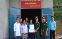 Ban CHQS huyện Văn Chấn bàn giao nhà đồng đội